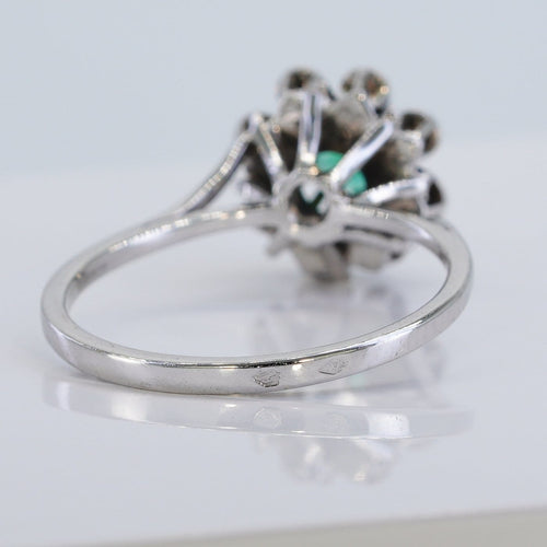 Bague 53 Bague marguerite en or blanc, émeraude et diamants 58 Facettes R007