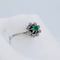 Bague 53 Bague marguerite en or blanc, émeraude et diamants 58 Facettes R007