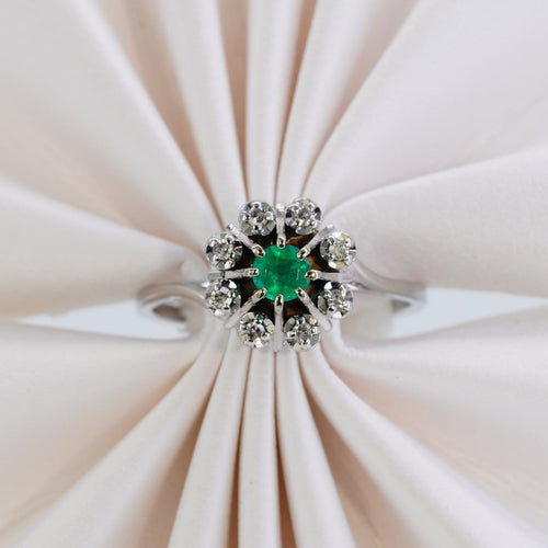 Bague 53 Bague marguerite en or blanc, émeraude et diamants 58 Facettes R007