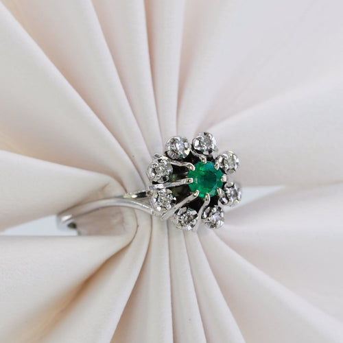 Bague 53 Bague marguerite en or blanc, émeraude et diamants 58 Facettes R007