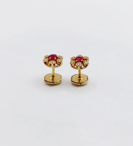 Boucles d'oreilles Puces d'oreilles marguerite vintage en or 18k, rubis et diamants 58 Facettes A04679
