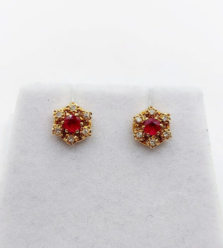 Boucles d'oreilles Puces d'oreilles marguerite vintage en or 18k, rubis et diamants 58 Facettes A04679