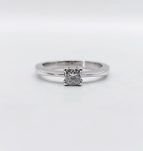 Bague 49 Bague solitaire vintage en or blanc 18k et diamant princesse 58 Facettes A07424