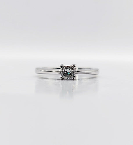 Bague 49 Bague solitaire vintage en or blanc 18k et diamant princesse 58 Facettes A07424