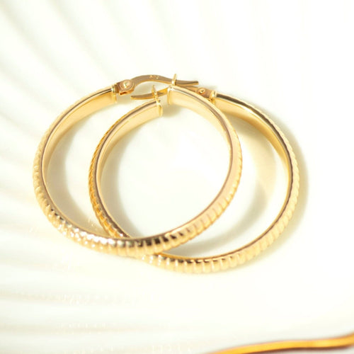 https://cdn.shopify.com/s/files/1/0442/6560/3235/files/vintage-kreolen-585er-gelbgold-strukturierte-oberflaechehoney-jewelry-2195462.jpg?v=1782517334