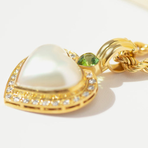 Pendentif Pendentif cœur en or jaune 750, perle Mabé, péridot et diamants 58 Facettes
