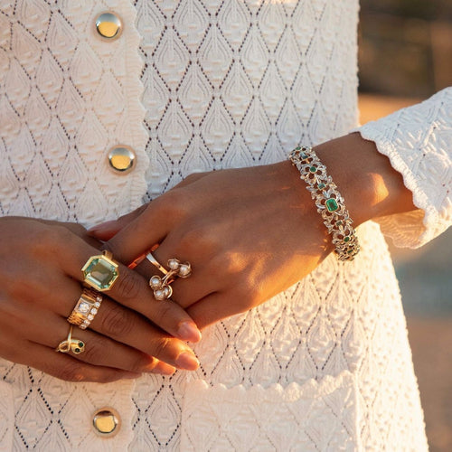 https://cdn.shopify.com/s/files/1/0442/6560/3235/files/art-deco-armreif-smaragde-rosenschliffdiamanten-750-goldhoney-jewelry-8649312.jpg?v=1782517344