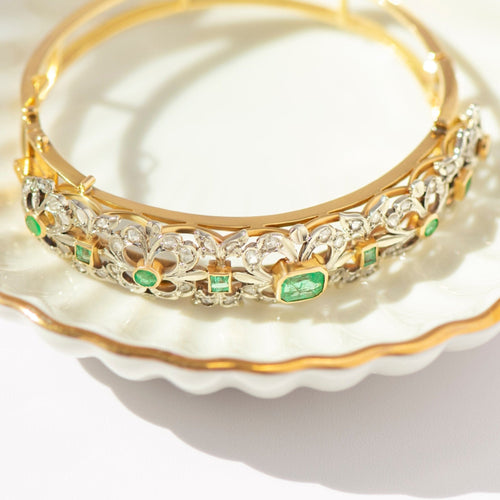 https://cdn.shopify.com/s/files/1/0442/6560/3235/files/art-deco-armreif-smaragde-rosenschliffdiamanten-750-goldhoney-jewelry-5120489.jpg?v=1782517347