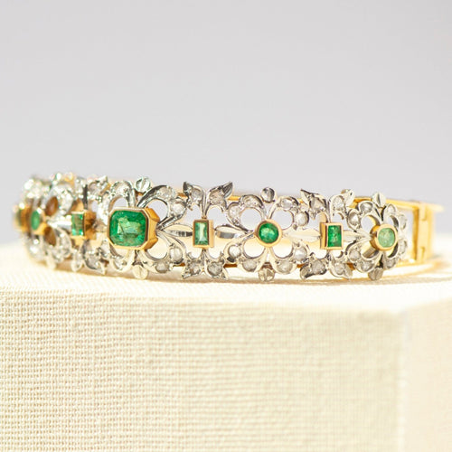 https://cdn.shopify.com/s/files/1/0442/6560/3235/files/art-deco-armreif-smaragde-rosenschliffdiamanten-750-goldhoney-jewelry-4551073.jpg?v=1782517344