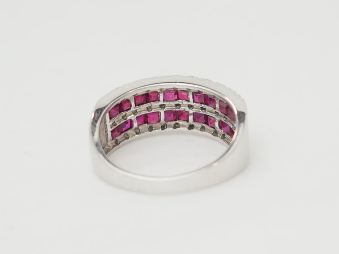 Bague 51 Bague en or blanc avec rubis calibrés et diamants 58 Facettes 33787