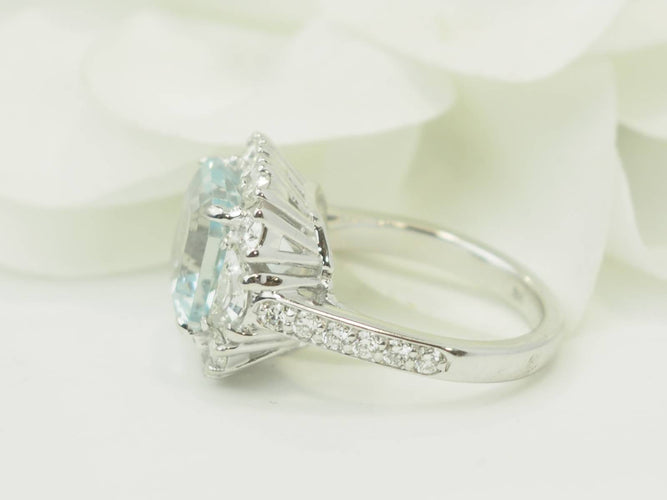 Bague 53.5 Bague entourage en or blanc, aigue-marine et diamants 58 Facettes 33802