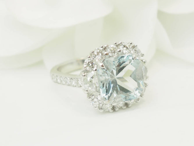 Bague 53.5 Bague entourage en or blanc, aigue-marine et diamants 58 Facettes 33802