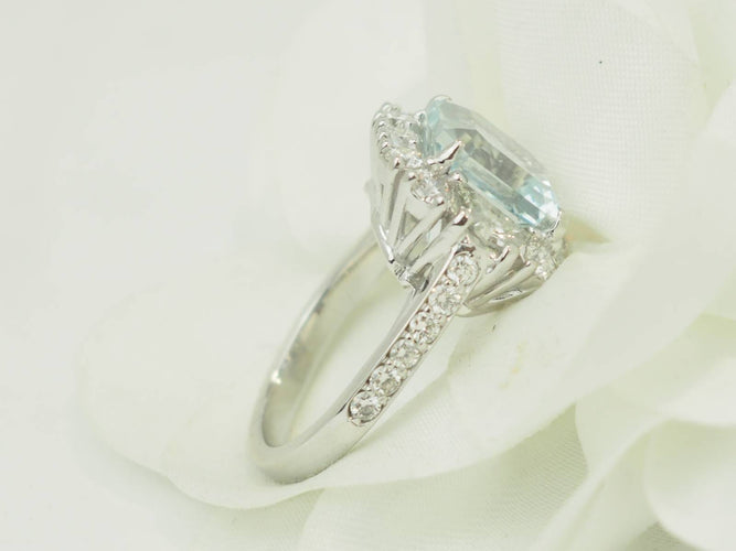 Bague 53.5 Bague entourage en or blanc, aigue-marine et diamants 58 Facettes 33802