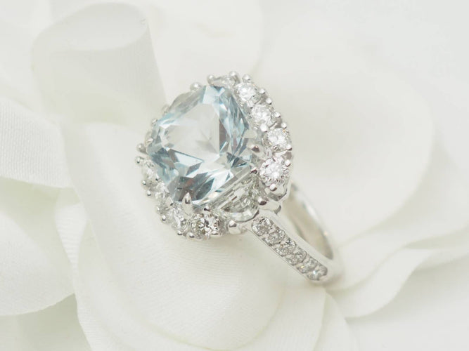Bague 53.5 Bague entourage en or blanc, aigue-marine et diamants 58 Facettes 33802