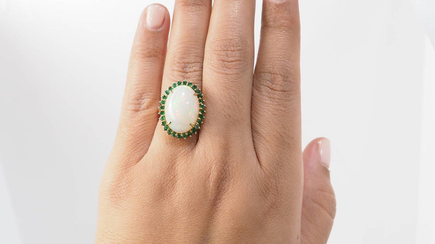 Bague Bague ovale en or jaune, opale cabochon et émeraudes 58 Facettes 32639