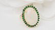 Bague Bague ovale en or jaune, opale cabochon et émeraudes 58 Facettes 32639
