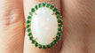 Bague Bague ovale en or jaune, opale cabochon et émeraudes 58 Facettes 32639
