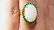 Bague Bague ovale en or jaune, opale cabochon et émeraudes 58 Facettes 32639
