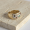 Bague 56 Bague en or jaune 18 carats, diamants et pierres précieuses 58 Facettes HJ062612
