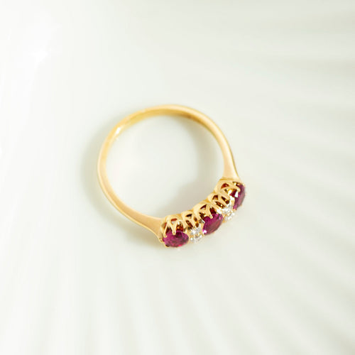 Bague 53 Bague en or jaune avec rubis et diamants 58 Facettes HJ062609