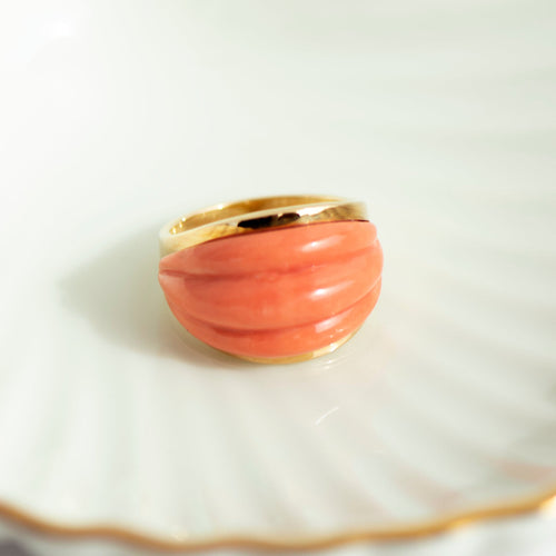 Bague 50 Bague en or jaune 14 carats et corail sculptural 58 Facettes HJ062603