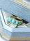 Bague 53 Bague jarretière en or jaune, turquoises et diamants 58 Facettes