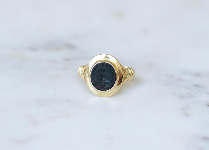 Bague 59 Chevalière intaille chien en jaspe sanguin et or jaune 58 Facettes