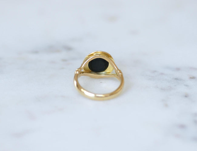 Bague 59 Chevalière intaille chien en jaspe sanguin et or jaune 58 Facettes