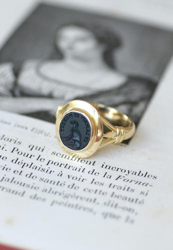 Bague 59 Chevalière intaille chien en jaspe sanguin et or jaune 58 Facettes