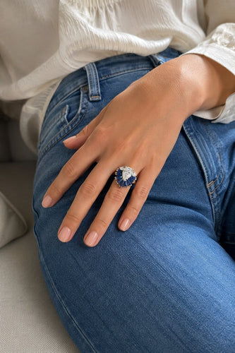 Bague 56 Bague vintage 1960 en or blanc, diamant poire 1,70 ct et saphirs 58 Facettes Bague-0034