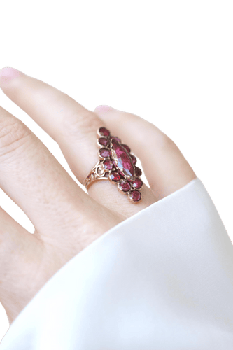 Bague marquise ancienne en or rose et grenats de Perpignan