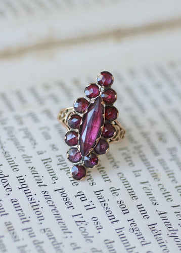 Bague Bague marquise ancienne en or rose et grenats de Perpignan 58 Facettes