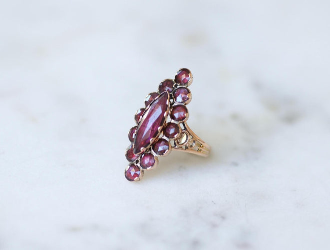 Bague Bague marquise ancienne en or rose et grenats de Perpignan 58 Facettes