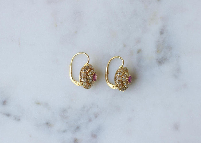 Boucles d'oreilles Boucles d'oreilles marguerite en or jaune, saphirs roses et diamants 58 Facettes
