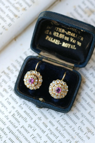 Boucles d'oreilles Boucles d'oreilles marguerite en or jaune, saphirs roses et diamants 58 Facettes