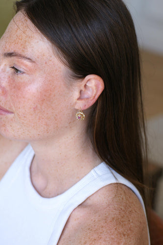 Boucles d'oreilles Boucles d'oreilles marguerite en or jaune, saphirs roses et diamants 58 Facettes