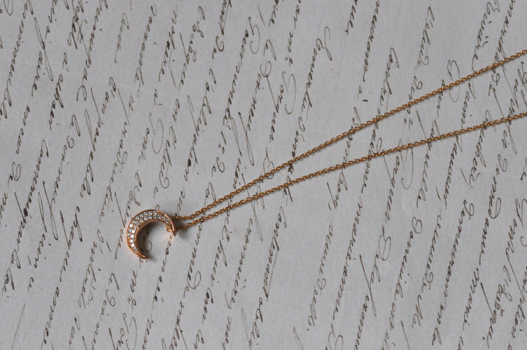 Collier Collier demi-lune en or rose 18K et diamants 58 Facettes