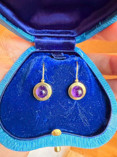 Boucles d'oreilles Boucles d'oreilles dormeuses en or jaune et améthystes 58 Facettes adaaddaaff
