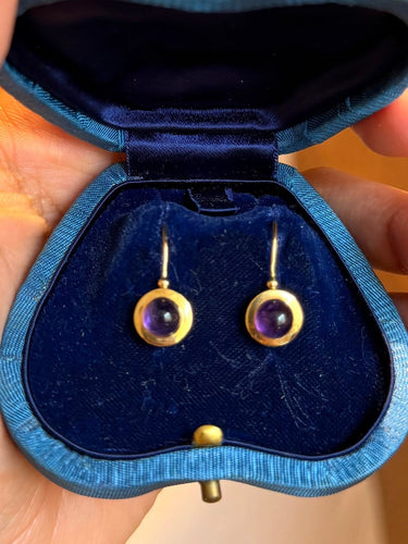 Boucles d'oreilles Boucles d'oreilles dormeuses en or jaune et améthystes 58 Facettes adaaddaaff
