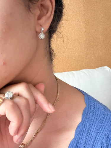 Boucles d'oreilles Boucles d'oreilles dormeuses en or blanc et diamants 58 Facettes aapdpa