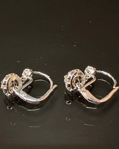 Boucles d'oreilles Boucles d'oreilles dormeuses en or blanc et diamants 58 Facettes aapdpa