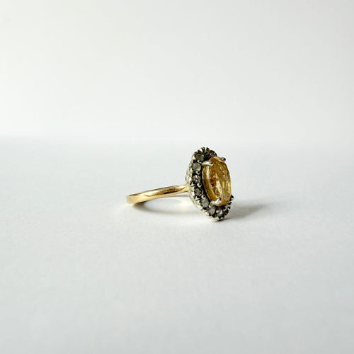 https://cdn.shopify.com/s/files/1/0943/8576/6747/files/bague-marguerie-saphir-diamants.jpg?v=1783007102