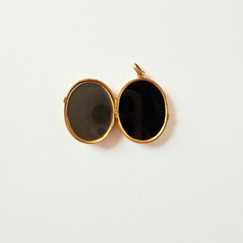 https://cdn.shopify.com/s/files/1/0943/8576/6747/files/pendentif-ancien-onyx.jpg?v=1783005651