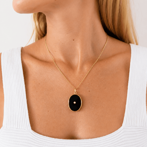https://cdn.shopify.com/s/files/1/0943/8576/6747/files/medaillon-porte-souvenir-ancien-onyx.png?v=1783008605