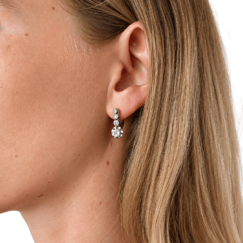 Boucles d'oreilles Années 1920 - Dormeuses en or gris et diamants 58 Facettes