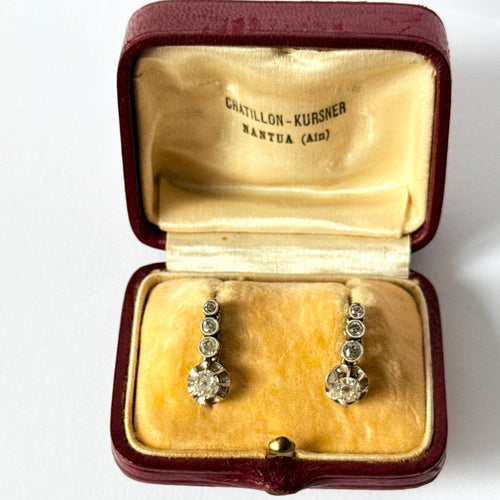 Boucles d'oreilles Années 1920 - Dormeuses en or gris et diamants 58 Facettes