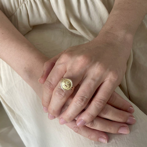 Bague 56 Augis - Bague chevalière en or jaune, diamant et rubis 58 Facettes LMB-371