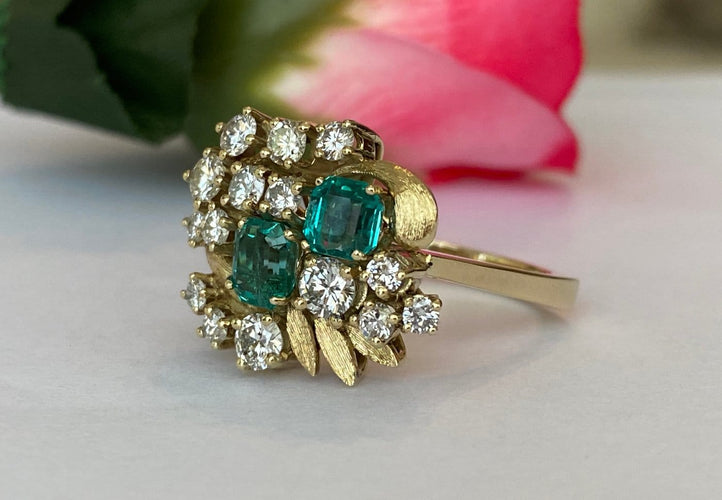 62 Bague cluster vers 1960 en or jaune 14K, diamants et émeraudes 58 Facettes ring