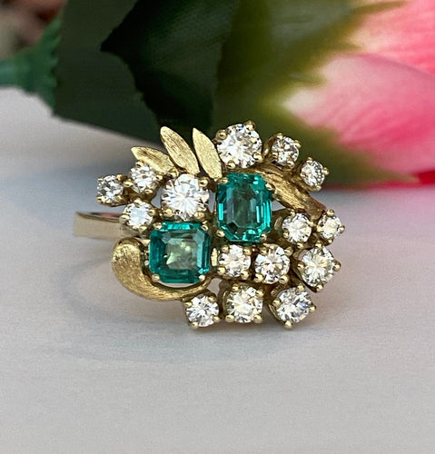 62 Bague cluster vers 1960 en or jaune 14K, diamants et émeraudes 58 Facettes ring