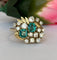 62 Bague cluster vers 1960 en or jaune 14K, diamants et émeraudes 58 Facettes ring